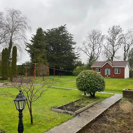 Country Retreat Near Emerald Park Apartment